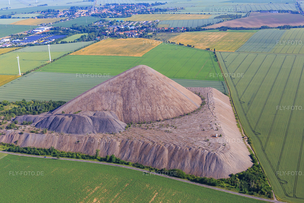 Luftbild: Pyramide der Mansfelder Landes - Schieferhalde im Ortsteil Hübitz in Gerbstedt im Bundesland Sachsen-Anhalt in Deutschland. Foto: IMG_148144.jpg vom 12.06.2025 durch Werner Riehm/FLY-FOTO.de