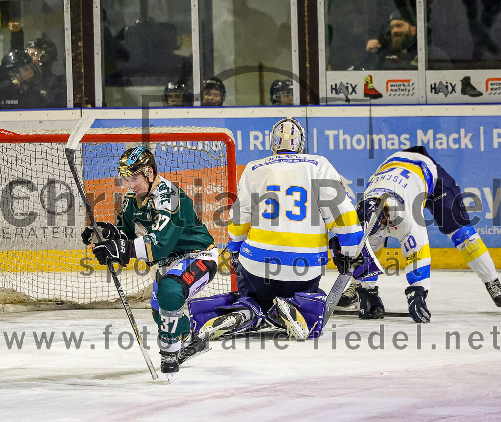 2025-12-05_081_TSV_Erding_gegen_Stuttgart_Rebels | Erding, Deutschland, 05.12.2025:Eishockey, Oberliga Süd 2025 / 2026, 23. Spieltag, TSV Erding gegen Stuttgart Rebels, Endergebnis: 5:6Thomas Matheson (Erding Gladiators, #37), Kimi Saffran (Stuttgart Rebels, #53), Calvin Fischer (Stuttgart Rebels, #10)Foto: Christian Riedel / fotografie-riedel.net
