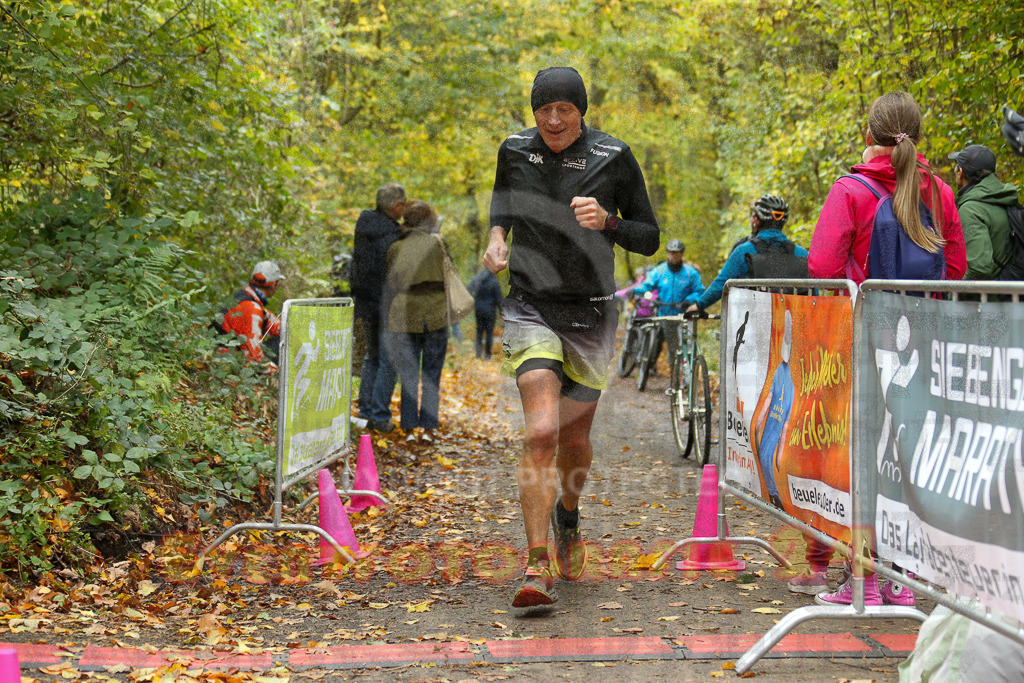 251026_1320_EX1_3236 | Sportfotografie im Rhein-Sieg Kreis, Köln, Bonn, NRW, Rheinland Pfalz, Hessen, etc. Unser Tätigkeitsfeld umfasst den Laufsport vom Volkslauf über den Marathon, Duathlon, Triathon bis zum Ultralauf wie Kölnpfad Ultra oder Schindertrail.