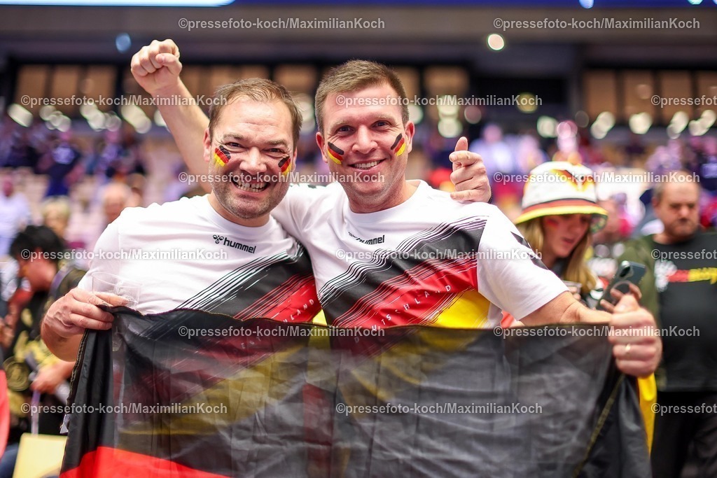 EHF15012602007 | 15.01.2026, Handball, Men's EHF EURO 2026, Deutschland - Östereich, Jyske Bank Boxen in Herning, Dänemark, Preliminary Round: Feature zahlreiche deutsche Fans Zuschauer Besucher feiern ihre Mannschaft und haben sichtlich Spaß 