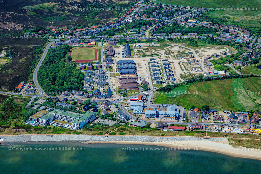 Sylt_List_Dünenpark_Ehemals_Kaserne_ELS_6035210625 | LIST AUF SYLT 21.06.2025 Baustelle zur Sanierung und zum Umbau des Gebäudekomplex der ehemaligen Kaserne zu einer Mehrfamilienhauswohnanlage " Dünenpark List auf Sylt " an der Straße Querdünenpfad in List auf Sylt im Bundesland Schleswig-Holstein, Deutschland. Weiterführende Informationen bei: BIG BAU Investitionsgesellschaft mbH,  DSK - BIG Deutsche Stadt- und Grundstücksentwicklungsgesellschaft mbH & Co. KG,  DSK Deutsche Stadt- und Grundstücksentwicklungsgesellschaft mbH & CO. KG. // Construction site for the renovation and conversion of the former barracks building complex into an apartment building complex" Duenenpark List auf Sylt " on street Querduenenpfad in List auf Sylt in the state Schleswig-Holstein, Germany. Further information at: BIG BAU Investitionsgesellschaft mbH,  DSK - BIG Deutsche Stadt- und Grundstuecksentwicklungsgesellschaft mbH & Co. KG,  DSK Deutsche Stadt- und Grundstuecksentwicklungsgesellschaft mbH & CO. KG. Foto: Martin Elsen