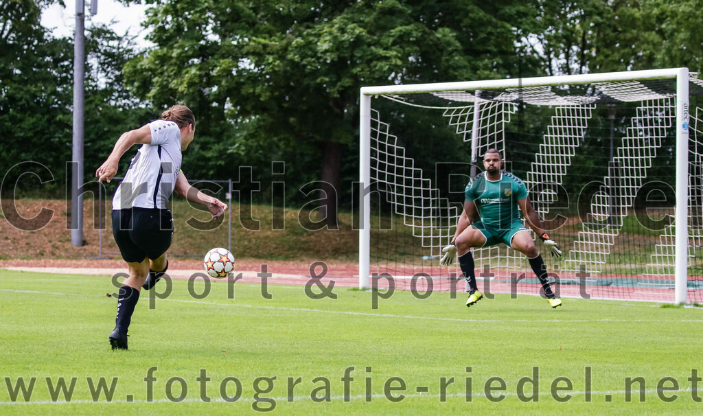 2023-07-23_022_SV_Anzing_gegen_SC_Kirchasch | Anzing, Deutschland, 23.07.2023:
Fußball, Kreisliga 2023 / 2024, Testspiel, SV Anzing gegen SC Kirchasch, Endergebnis: 5:1

Peter Rauch (SV Anzing, #6), Torwart Sven Kouame (SC Kirchasch, #1)

Foto: Christian Riedel / fotografie-riedel.net