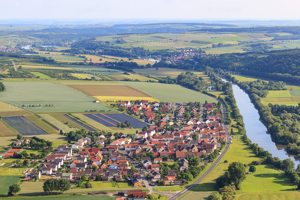 Luftbild: Ortsansicht aus Norden im Ortsteil Hirschfeld in Röthlein im Bundesland Bayern in Deutschland. Foto: IMG_66191.jpg vom 30.05.2014 durch Werner Riehm/FLY-FOTO.deAuflösung des Originals: 4396 x 2931 px