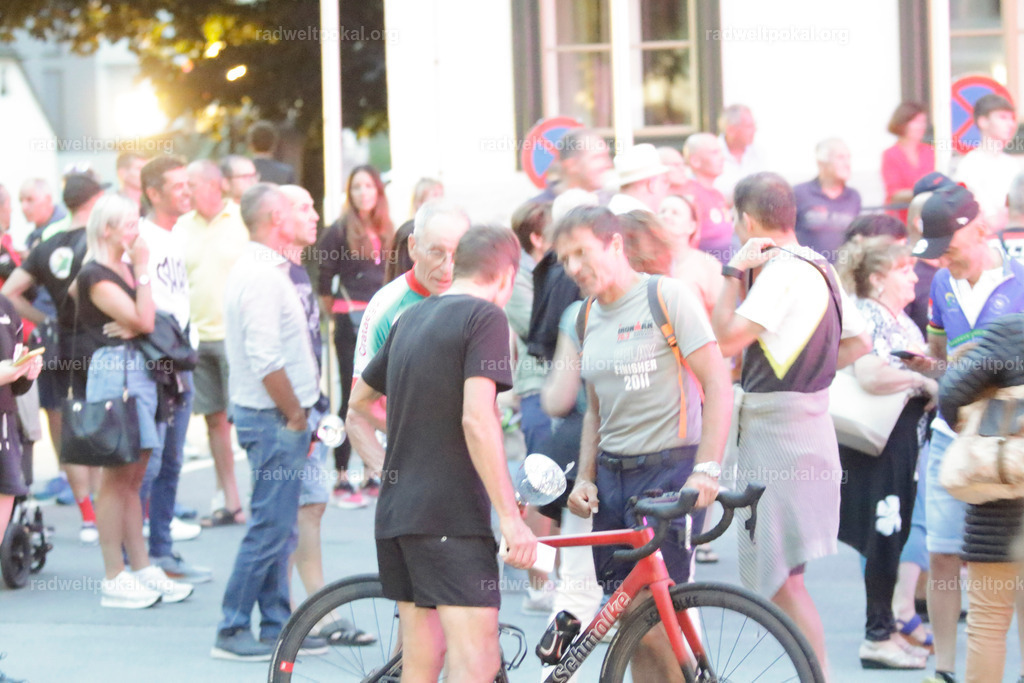 1508_20230817_Bewerb_Maenner_Muehlanger | AUT - OESTERREICH, 2023-08-16: SPORT RENNRAD-FAHREN - 55. INTERNATIONALER RADWELTPOKAL IN ST. JOHANN IN TIROL  - Vintage-Radrennen mit WM-Bronze-Medaillen-Siegerin Christina Schweinberger, den Teilnehmer und Alexander Baumann (vom Orginastions-Team) - TAG 2 BEWERB MAENNER IN SECHS GRUPPEN  ; Foto: Roland Muehlanger