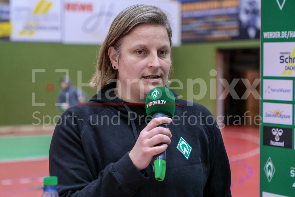 Handball, 2. Bundesliga Frauen, SV Werder Bremen - SG 09 Kirchhof | Renee Verschuren (Trainerin, Cheftrainerin, SV Werder Bremen) während der Pressekonferenz nach dem Spiel, Portrait, Nahaufnahme, Einzelfoto, Einzelbild