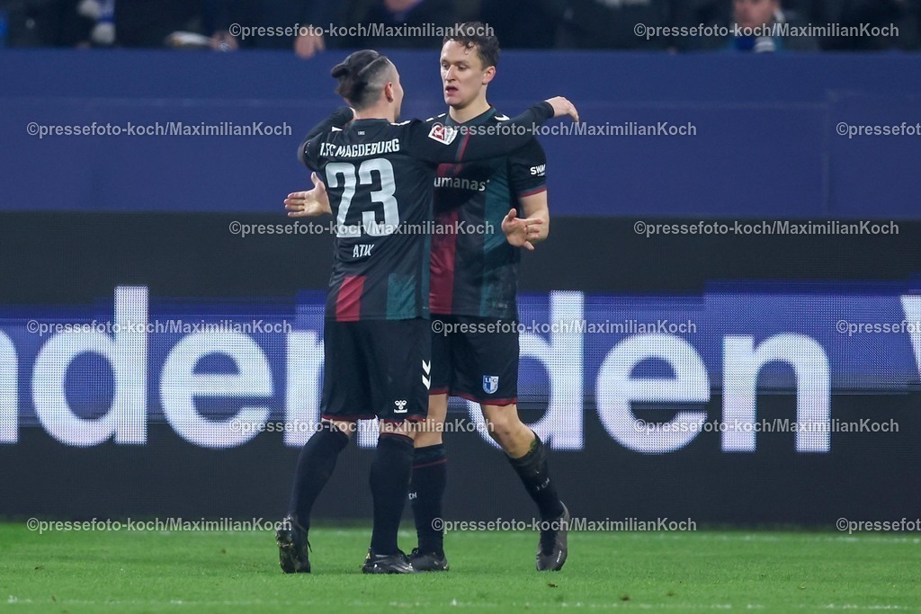 S0401022501081 | 01.02.2025, Fußball, FC Schalke 04 - 1. FC Magdeburg, 2.. Fußball Bundesliga, 20. Spieltag, Veltins-Arena Gelsenkirchen, Saison 2024 2025: Torjubel nach dem 5:1 durch Martijn Kaars (1.FC Magdeburg #9)zusammen mit Baris Atik (1.FC Magdeburg #23)DFB regulations prohibit any use of photographs as image sequences and or quasi-video.