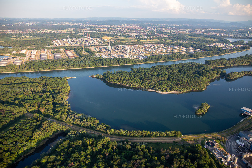 Luftbild: Landeshafen Wörth und MIRO jenseits des Rheins in Wörth am Rhein im Bundesland Rheinland-Pfalz in Deutschland. Foto: IMG_136265.jpg vom 07.06.2023 durch Werner Riehm/FLY-FOTO.de