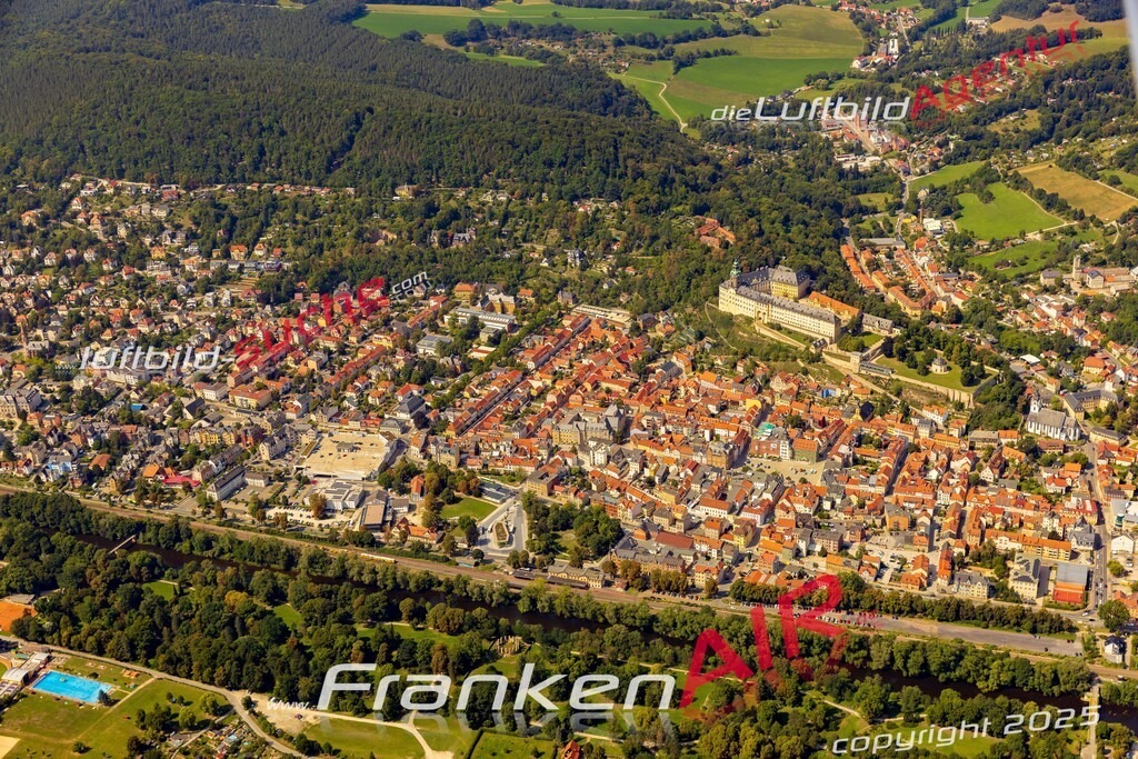 Luftbild der Stadt Rudolstadt - Die Luftaufnahme wurde 2025 vom UL-Flugzeug heraus erstellt ( keine Drohne ) - Hochauflösende Luftaufnahme - für professionelle Ausdrucke geeignet. Die Geschenkidee !Hier alle&nbsp;Infos zur Lizenzierung der LuftaufnahmeWir fliegen auch dieses Jahr wieder in Ihre Region um Luftbilder zu erstellen.- Luftbild anfragen