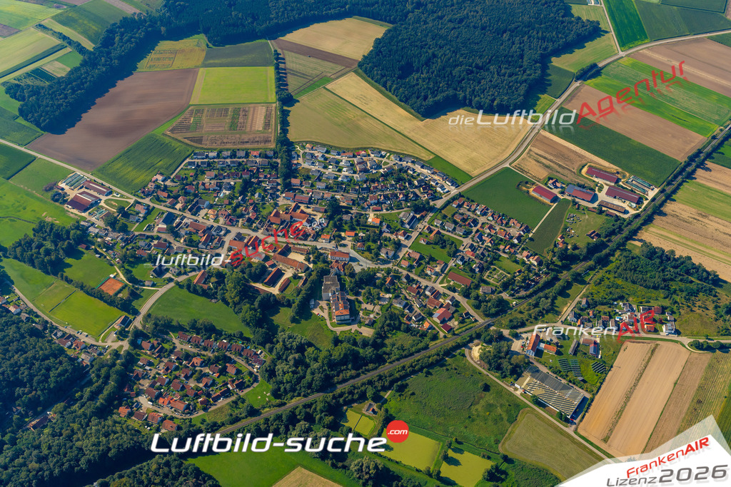 Das Luftbild zeigt : Straß Burgheim - Die Luftaufnahme wurde 2024 vom UL-Flugzeug aus erstellt ( keine Drohne ) - Hochauflösende Luftaufnahme - Für grossformatige Ausdrucke geeignet. Die Geschenkidee !Mit Lizenz und Bildrechte bestellbar