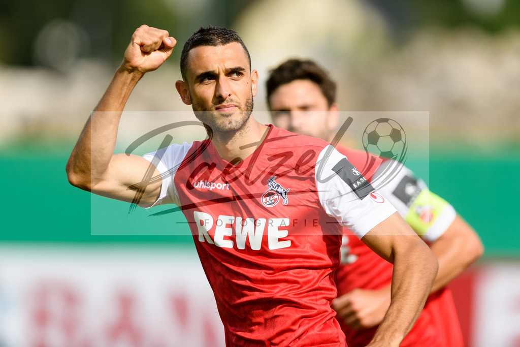 JENKOE20210808_051 | Fussball, Herren: Ellyes Skhiri (1. FC Koeln) Torjubel, jubelt nach seinem Treffer zum 1:1 beim Spiel der 1. Runde im DFB-Pokal zwischen FC Carl Zeiss Jena und 1. FC Koeln im Ernst-Abbe-Sportfeld am 08.08.2021 in Jena, Deutschland.DFB / DFL REGULATIONS PROHIBIT ANY USE OF PHOTOGRAPHS AS IMAGE SEQUENCES AND/OR QUASI-VIDEO. - Realisiert mit Pictrs.com