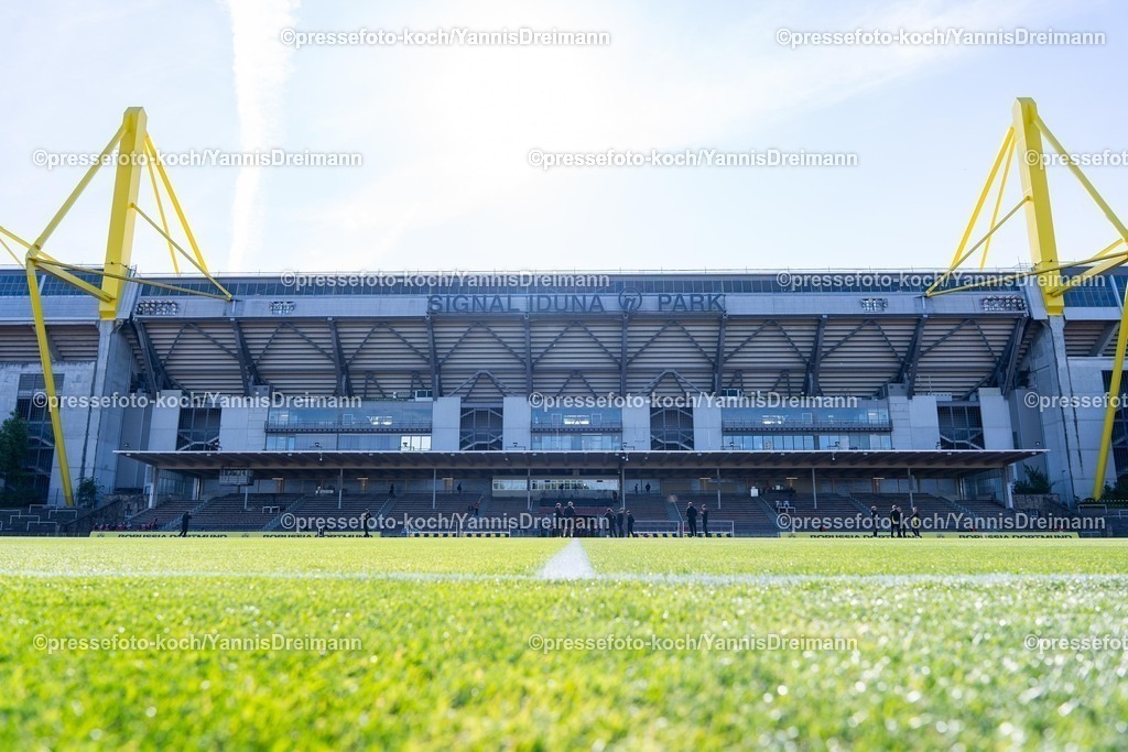 xYDR09052501055 | 09.05.2025, xydrx, Fußball, Borussia Dortmund II - VFB Stuttgart II, 3.Liga, Stadion Rote Erde, Saison 2024 2025: Übersichtsbild, feature, DFB regulations prohibit any use of photographs as image sequences and or quasi-video.