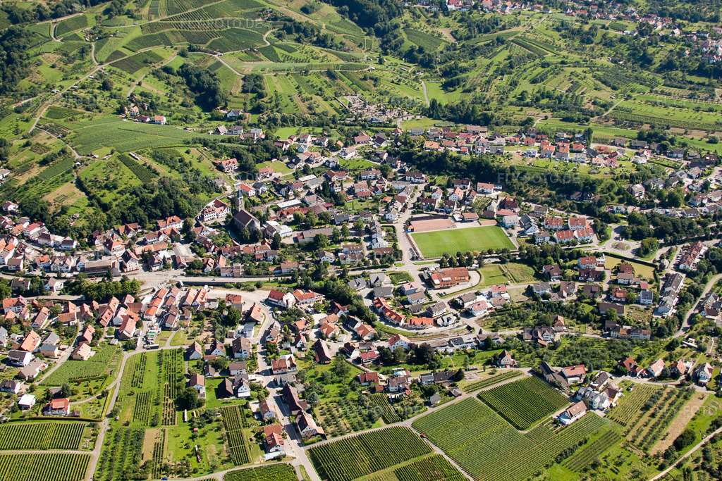 Luftbild: Ortsansicht der Straßen und Häuser der Wohngebiete im Ortsteil Altschweier in Bühl im Bundesland Baden-Württemberg in Deutschland. Foto: IMG_31384.jpg vom 09.08.2010 durch Werner Riehm/FLY-FOTO.de