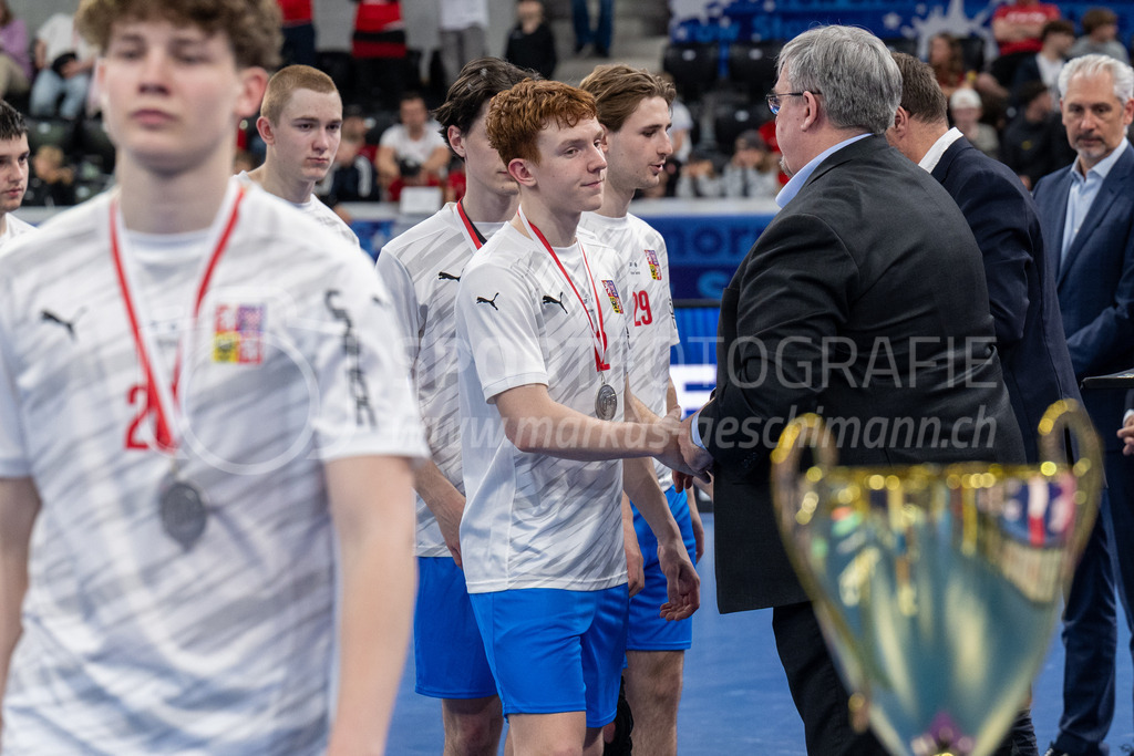 2025 Men's U19 WFC - Finland v Czechia | Daniel Večl (#12, Czechia) receiving the silver medal during 2025 Men's U19 WFC, Switzerland: 04.05.2025, Zürich, Swiss Life Arena.Event page: <a href="https://www.u19wfc2025.ch/">www.u19wfc2025.ch</a>Credit: Markus Aeschimann, <a href="https://markus-aeschimann.ch">markus-aeschimann.ch</a>Instagram: <a href="https://instagram.com/sportfotografie.aeschimann">@sportfotografie.aeschimann</a> - Realisiert mit Pictrs.com