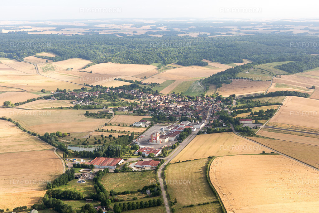 Aerial view: View of the town in Chailley in the state Yonne, France.Photo: IMG_101316.jpg taken on 06/25/2017 by Werner Riehm/FLY-FOTO.comResolution of the original: 5472 x 3648 px