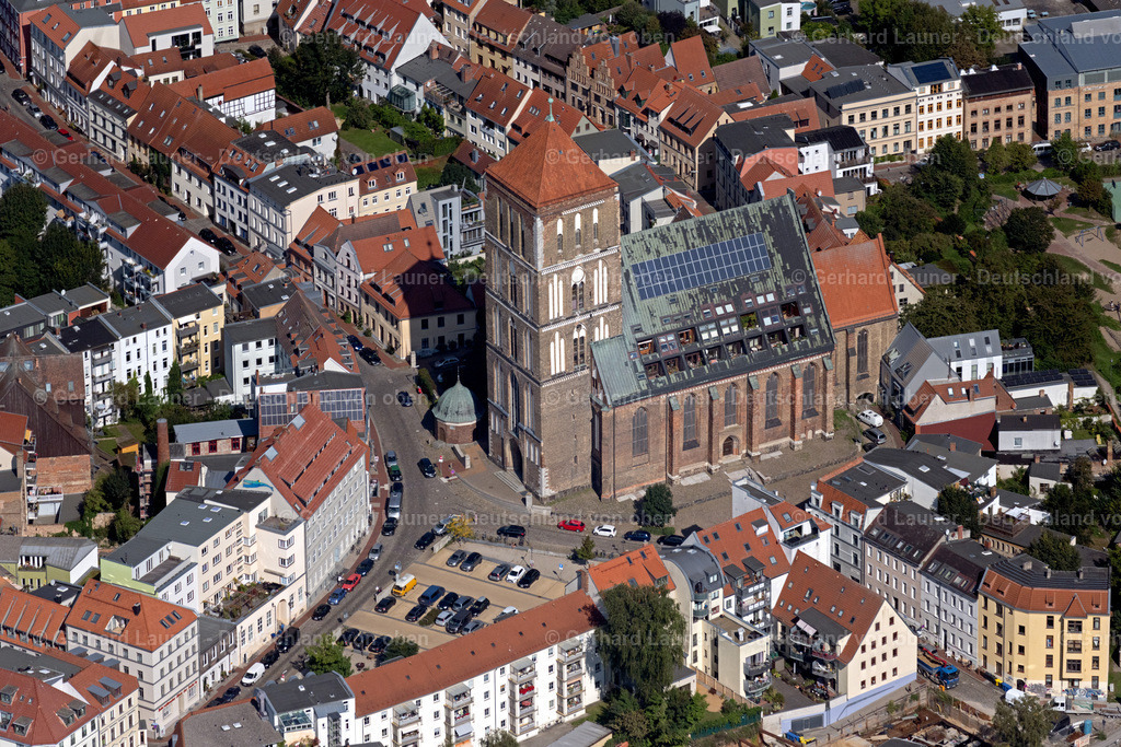 4062037 | ROSTOCK 08.09.2021 Kirchengebäude der Nikolaikirche mit Wohnungen, Balkonen und Solaranlage Am Wendländer Schilde in Rostock im Bundesland Mecklenburg-Vorpommern, Deutschland. Weiterführende Informationen bei: Nikolaikirche Rostock. // Church building of the Nikolaikirche with apartments, balconies and solar system at the Wendlaender Schilde in Rostock in the state Mecklenburg-Western Pomerania, Germany. Further information at: Nikolaikirche Rostock. Foto: Gerhard Launer