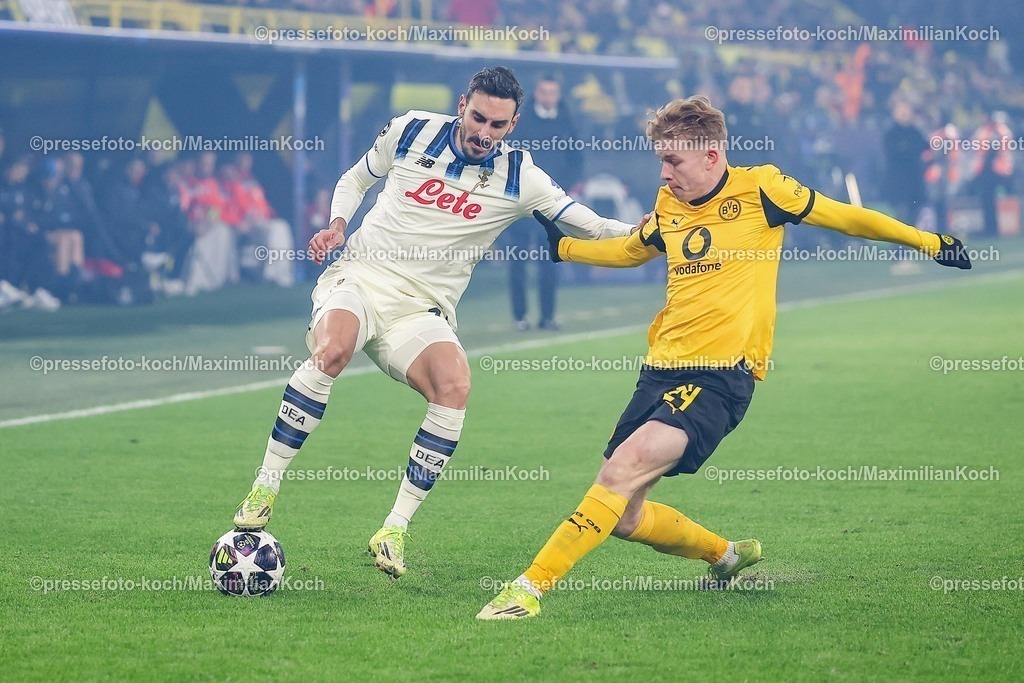 UCL17022601073 | 17.02.2026, Fußball, UEFA Champions League, Borussia Dortmund - Atalanta Bergamo, BVB Stadion, Play-Offs Hinspiel, Saison 2025 2026: Davide Zappacosta&nbsp;(Atalanta Bergamo #77) im Zweikampf gegen  Luca Reggiani (BVB #49)  Regulations prohibit any use of photographs as image sequences and or quasi-video.