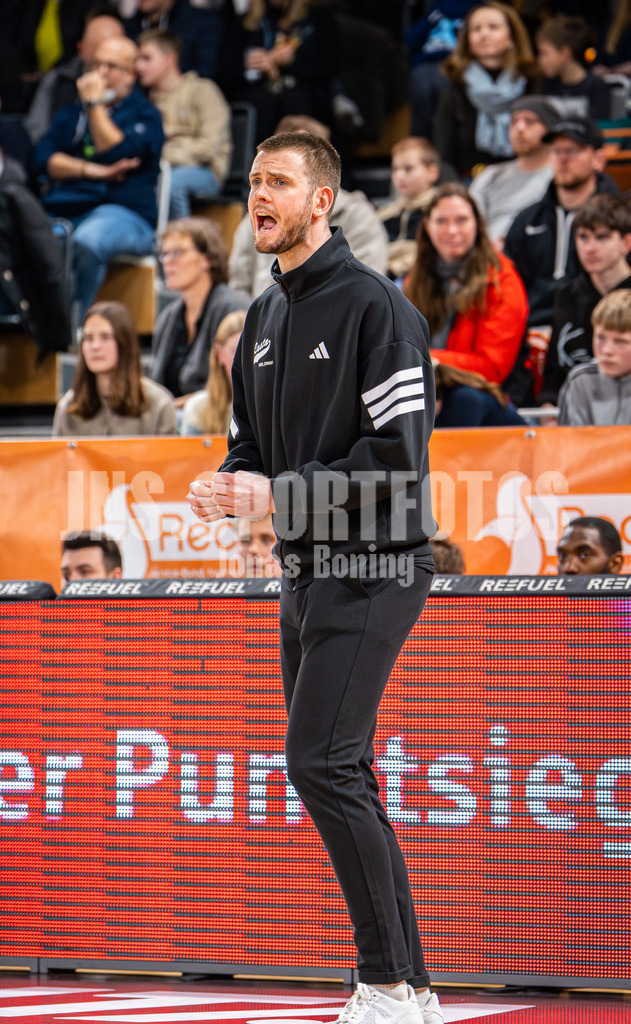 Basketball I Herren I Saison 2025-2026 I ProB Nord I 18. Spieltag I Rasta Vechta II - LOK Bernau-28 | Harm-Ubbo Horst (Head Coach, Rasta Vechta II) - Realisiert mit Pictrs.com
