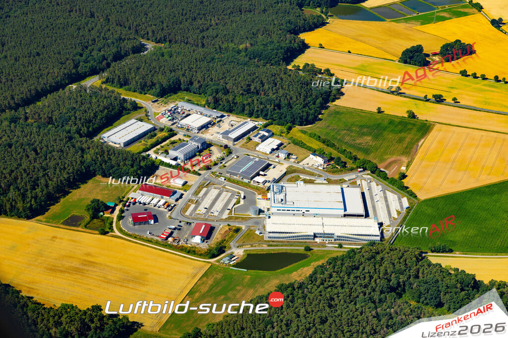 Die Luftaufnahme Gewerbegebiet - Pommersfelden wurde 2022 vom Flugzeug aus (keine Drohne) erstellt. Hohe Auflösung -für große Poster und Wandbilder geeignet - Garantiert!