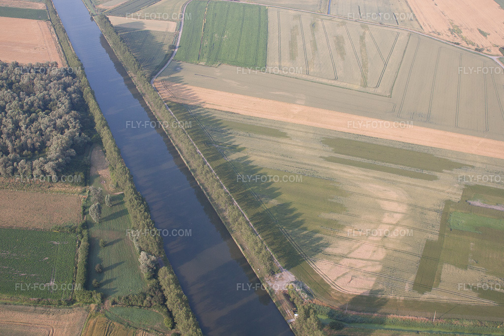 Aerial view: View of the town in Looberghe in the state North, France.Photo: IMG_58892.jpg taken on 07/22/2013 by Werner Riehm/FLY-FOTO.comResolution of the original: 4752 x 3168 px