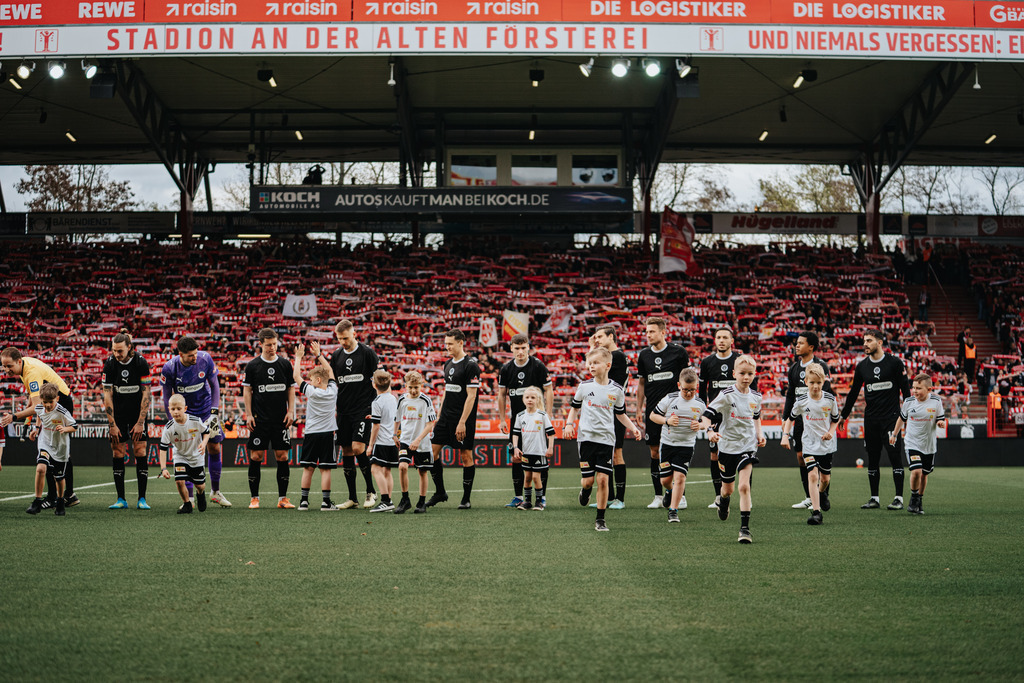 FCS08536 | Der offizielle Shop für FC St. Pauli Fotos. Wähle aus Spielszenen & Fanmomenten dein FCSP Wunschformat. Wir liefern Millerntor-Atmosphäre.