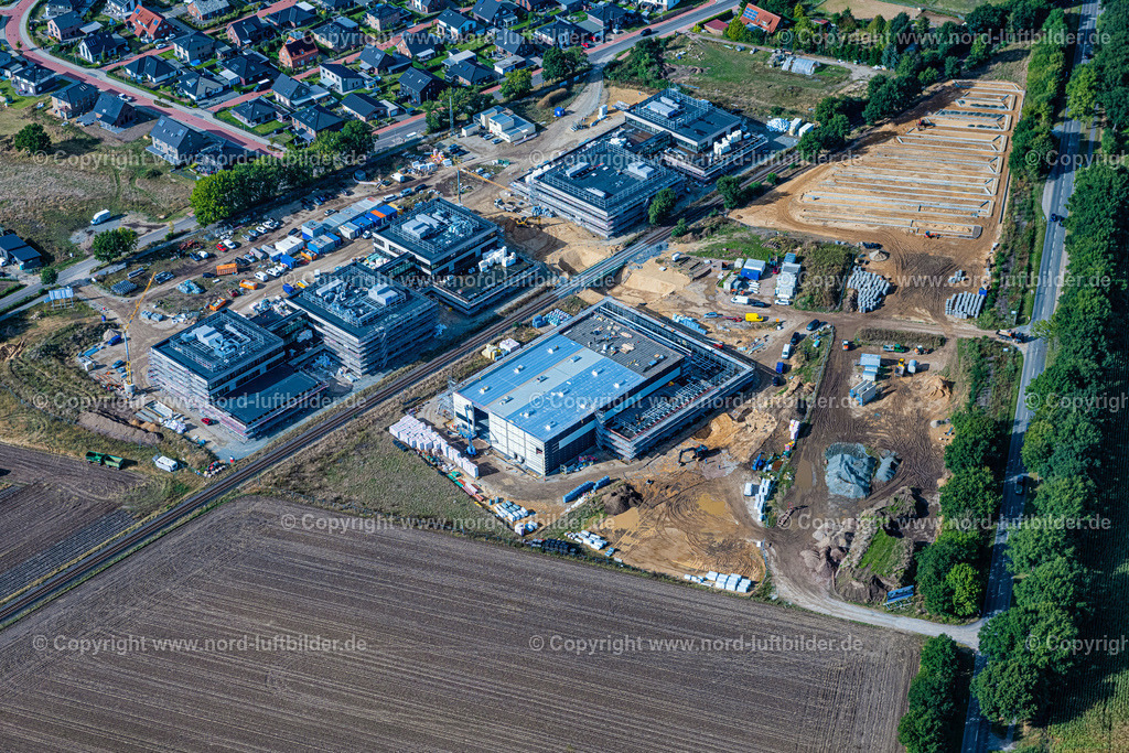 Stade_Riensförde_Bildungscampus_ELS_3360200922 | STADE 20.09.2022 Baustelle zum Neubau des Gebäudekomplexes des Weiterbildungs- und Bildungszentrums " BCR Bildungscampus Riensförde " an der Straße Stadtweg im Ortsteil Riensförde in Stade im Bundesland Niedersachsen, Deutschland. Weiterführende Informationen bei: Claudia Blaurock  Landschaftsarchitektur,  GOLDBECK GmbH,  PD - Berater der öffentlichen Hand GmbH,  gmp International GmbH. // Construction site for the new building complex of the education and training center in the district Riensfoerde on street Stadtweg in the district Riensfoerde in Stade in the state Lower Saxony, Germany. Further information at: Claudia Blaurock  Landschaftsarchitektur,  GOLDBECK GmbH,  PD - Berater der oeffentlichen Hand GmbH,  gmp International GmbH. Foto: Martin Elsen