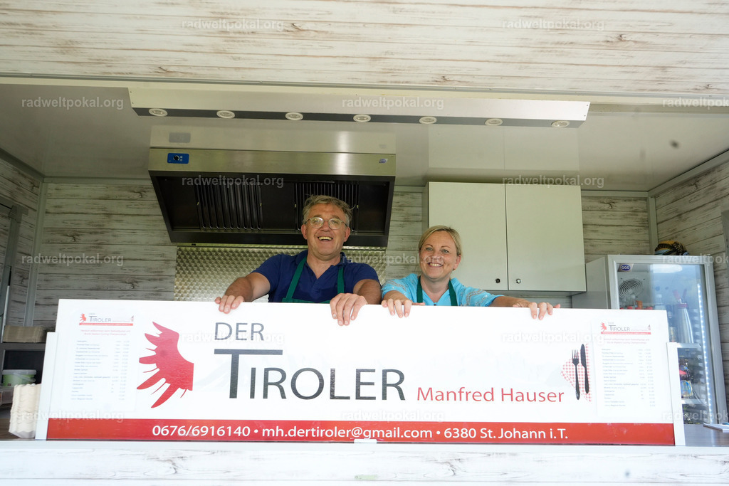 166_20230817_Bewerb_Maenner_Muehlanger | AUT - OESTERREICH, 2023-08-16: SPORT RENNRAD-FAHREN - 55. INTERNATIONALER RADWELTPOKAL IN ST. JOHANN IN TIROL  - Vintage-Radrennen mit WM-Bronze-Medaillen-Siegerin Christina Schweinberger, den Teilnehmer und Alexander Baumann (vom Orginastions-Team) - TAG 2 BEWERB MAENNER IN SECHS GRUPPEN  ; Foto: Roland Muehlanger