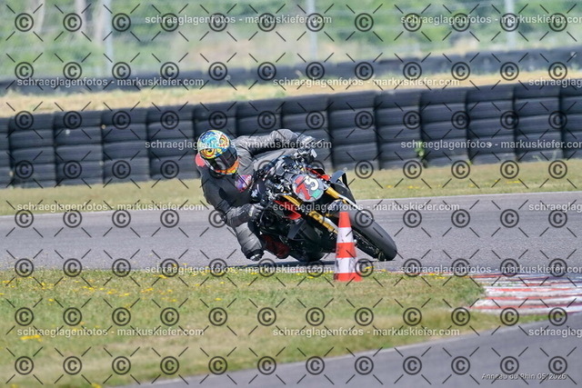 26BT02-2195 | markuskiefer.com - Realisiert mit Pictrs.com