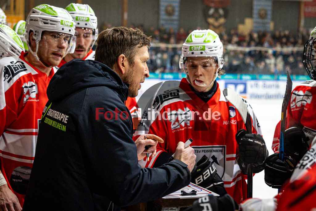 Spiel 3 Viertelfinale TSV Peißenberg Miners vs HC Landsberg Riverkings | Eishockey Bayernliga Playoffs 2023/2024, Spiel 3 Viertelfinale TSV Peißenberg Miners vs HC Landsberg Riverkings, 20240223,
Josef Staltmayr (Miners Co-Trainer) Taktikbesprechung in der Auszeit,
2024-02-23 in Peißenberg (Eisstadion)
Josef Staltmayr (Miners Co-Trainer)
Copyright: WolfgangxLindner foto-lindner.de