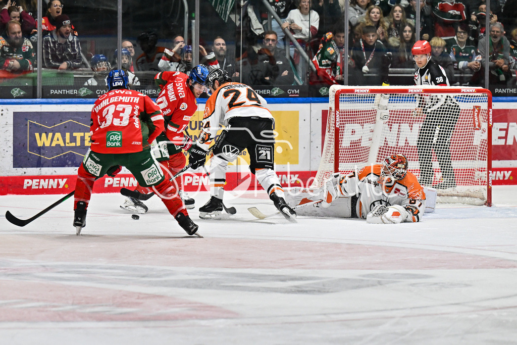 Augsburger Panther - Grizzlys Wolfsburg | Hier scheitert Riley DAMIANI (Augsburger Panther 19) am super reagierenden Hannibal WEITZMANN (Grizzlys Wolfsburg 67) / Torchance / DEL: Augsburger Panther - Grizzlys Wolfsburg; Curt Frenzel Stadion am 10.10.2025