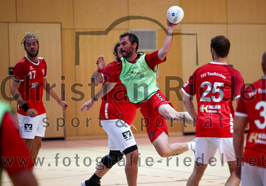 2022-10-01_024_SpVgg_Altenerding_II_gegen_TSV_Taufkirchen-Vils | Erding, Deutschland, 01.10.2022:
Handball, Bezirksklasse Männer 2022 / 2023, 1. Spieltag, SpVgg Altenerding II gegen TSV Taufkirchen/Vils, Endergebnis: 21:32

Patrick Mühlenbeck (TSV Taufkirchen/Vils, #66), Nadi Özdemir (SpVgg Altenerding, #75), Christoph Huber (TSV Taufkirchen/Vils, #25)

Foto: Christian Riedel / fotografie-riedel.net