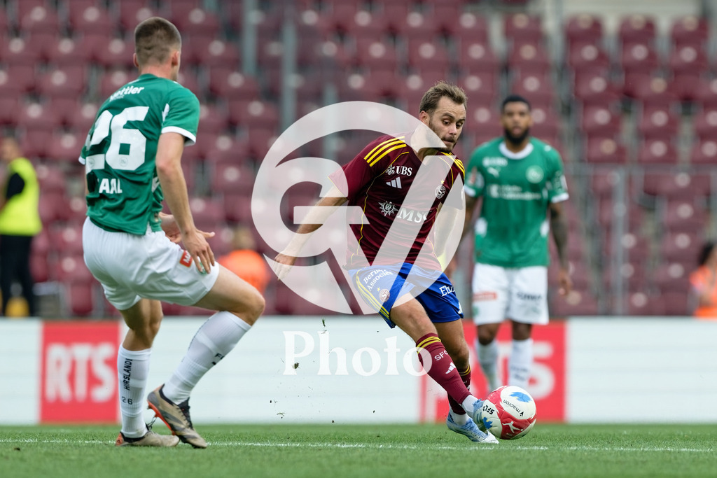 Brack Super League - Servette FC v FC Saint-Gall | Timothe Cognat (8 Servette FC) controls the ball (action) during the Brack Super League match between Servette FC and FC Saint-Gall at Stade de Geneve in Geneva, Switzerland