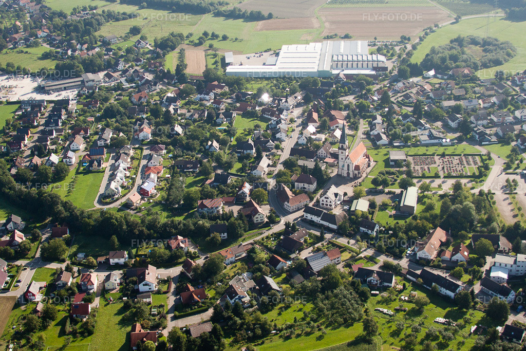Luftbild: Ortsansicht der Straßen und Häuser der Wohngebiete im Ortsteil Großweier in Achern im Bundesland Baden-Württemberg in Deutschland. Foto: IMG_31679.jpg vom 20.08.2010 durch Werner Riehm/FLY-FOTO.de