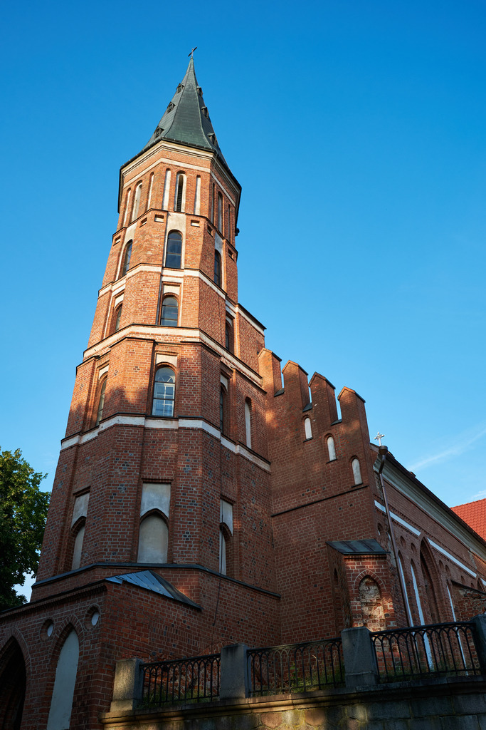 Vytautas-Magnus-Kirche | Kaunas, Litauen - August 14, 2022: Vytautas-Magnus-Kirche mit blauem Himmel. - Realisiert mit Pictrs.com