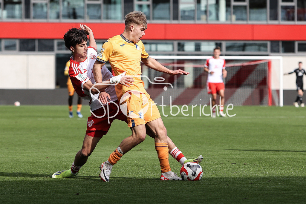 FC Bayern München U19 - TSG 1899 Hoffenheim U19 | Adin LICINA (FCB #7) im Duell mit Hennes BEHRENS (TSG #3) / Zweikampf