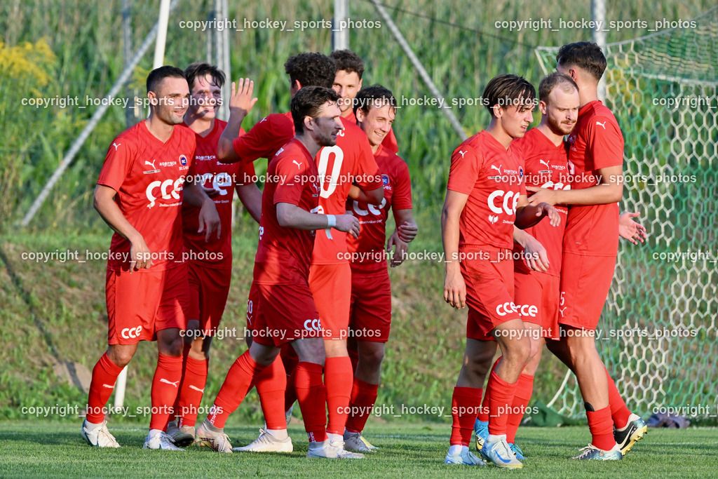 FC Lendorf vs. SC St.Veit | Jubel SC St.Veit Mannschaft, #9 Julian Brandstätter St.Veit, #7 Heiko Norbert Springer St.Veit, #16 David Armin Hude St.Veit, #19 Julian Salentinig St.Veit, #15 Philipp Höberl St.Veit, FC Lendorf vs. SC St.Veit, FC Lendorf vs. SC St.Veit am 17.08.2024 in Lendorf (Thomas Morgenstern-Arena), Austria, (Photo by Bernd Stefan)