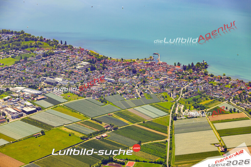 Das Luftbild zeigt :  Langenargen - Die Luftaufnahme wurde 2024 vom UL-Flugzeug aus erstellt ( keine Drohne ) - Hochauflösende Luftaufnahme - Für grossformatige Ausdrucke geeignet. Die Geschenkidee !Mit Lizenz und Bildrechte bestellbar