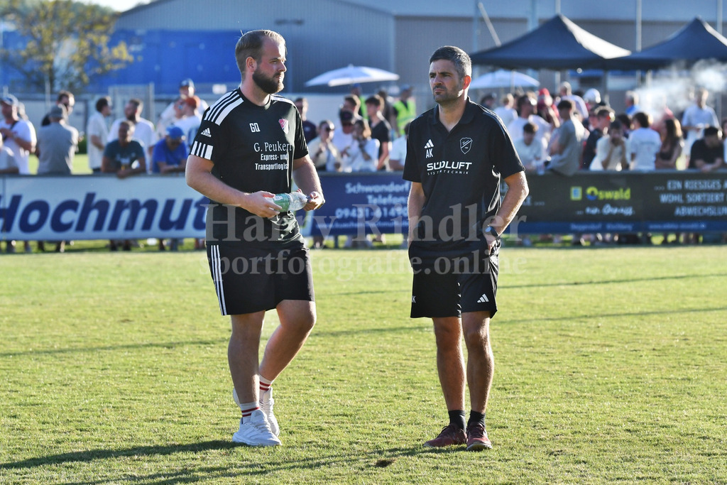 TSV Seebach : SSV Jahn Regensburg | li.: Quirin Grabolle(Co-Trainer TSV Seebach) und Cheftrainer Andreas Kölbl (Trainer TSV Seebach) - Realisiert mit Pictrs.com