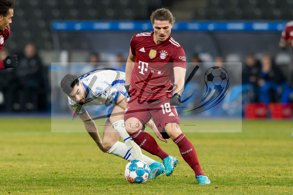 BSCFCB20220123_128 | Fussball, Herren: Suat Serdar (Hertha BSC) und Marcel Sabitzer (FC Bayern Muenchen) im Zweikampf bei dem Spiel der 1. Bundesliga zwischen Hertha BSC und FC Bayern Muenchen im Olypiastadion am 23.01.2022 in Berlin, Deutschland.DFB / DFL REGULATIONS PROHIBIT ANY USE OF PHOTOGRAPHS AS IMAGE SEQUENCES AND/OR QUASI-VIDEO. - Realisiert mit Pictrs.com