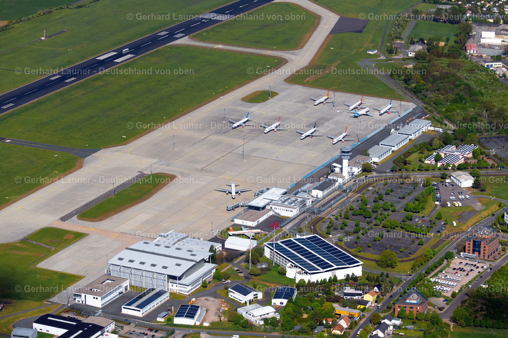 4025591 | ERFURT 06.05.2020 Abfertigungs- Gebäude und Terminals auf dem Gelände des Flughafen im Ortsteil Bindersleben in Erfurt im Bundesland Thüringen, Deutschland. Weiterführende Informationen bei: Flughafen Erfurt GmbH. // Dispatch building and terminals on the premises of the airport in the district Bindersleben in Erfurt in the state Thuringia, Germany. Further information at: Flughafen Erfurt GmbH. Foto: Gerhard Launer