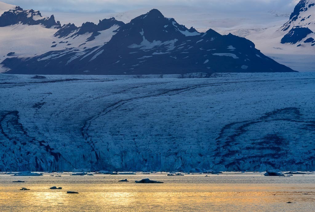 island-2019-292 | Jökulsárlón ist eine Gletscherlagune, die an den Nationalpark Vatnajökull im Südosten Islands angrenzt. Im Wasser schwimmen unzählige Eisberge des Vatnajökull-Gletschers. - Realisiert mit Pictrs.com