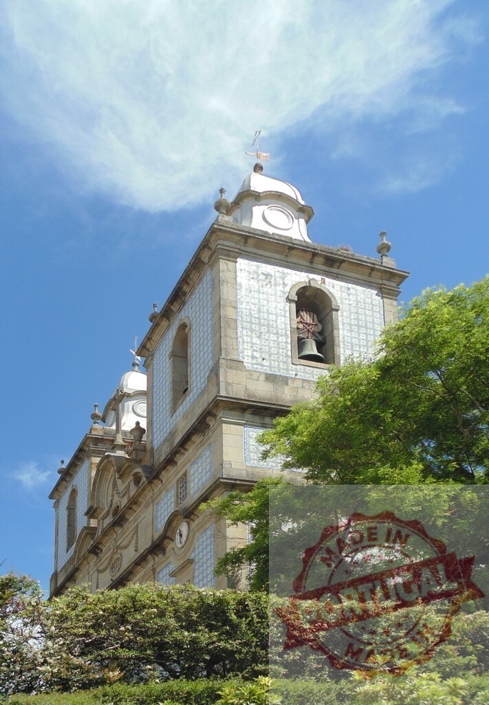 Aveiro Region - Portugal Igreja de Paranhos bell tower with azulejos in Porto, Portugal | Historic bell tower of Igreja de Paranhos covered in traditional Portuguese azulejo tiles - Realisiert mit Pictrs.com