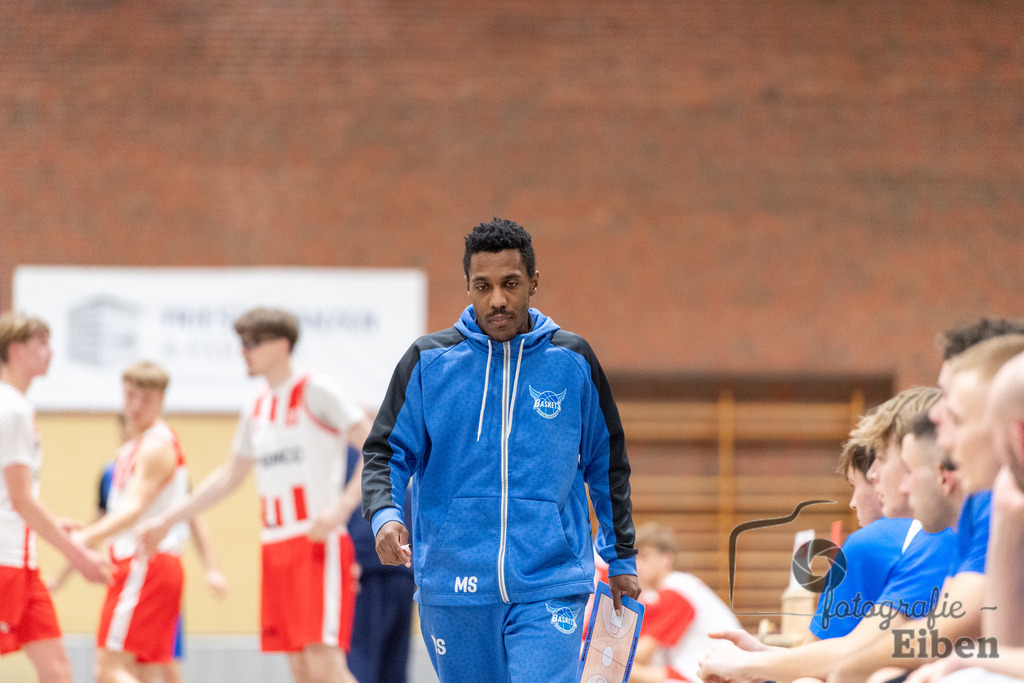 TSG Westerstede-Fortuna Logabirum | Basketball 2. Regionalliga; TSG Westerstede 2 (weiß)- Fortuna Logabirum (blau) am 12.12.2025 in Westerstede (Hössensportzentrum), Photo: Philip Eiben 2025 - Realisiert mit Pictrs.com