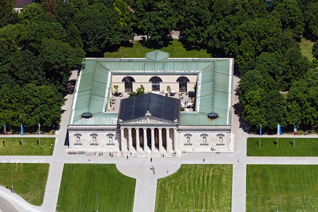 dr__0097031.jpg | MüNCHEN 19.05.2022 Museums- Gebäude der " Glyptothek " am Königsplatz im Stadtteil Maxvorstadt in München im Bundesland Bayern, Deutschland. Weiterführende Informationen bei: Staatliche Antikensammlungen und Glyptothek. // Museum building of the "Glyptothek" on Koenigsplatz in the district Maxvorstadt in Munich in the state Bavaria, Germany. Further information at: Staatliche Antikensammlungen und Glyptothek. Foto: Daniel Reiter