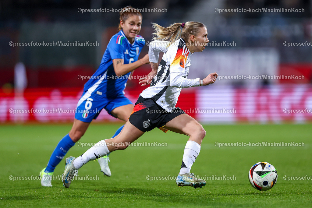 DFB02122401058 | 02.12.2024, Fußball Länderspiel Frauen, Deutschland - Italien, Vonovia-Ruhrstadion Bochum, Saison 2024 2025: Zweikampf Manuela Giugliano (ITA #6) gegen Elisa Senß (GER #20)DFB regulations prohibit any use of photographs as image sequences and or quasi-video.