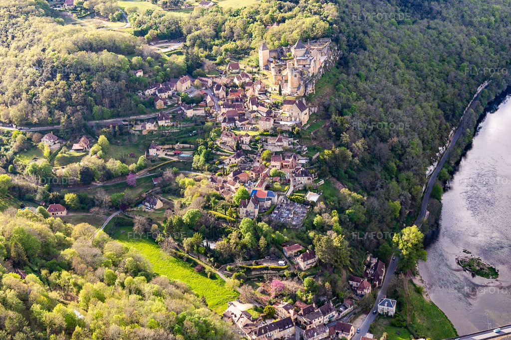 Luftbild: Chateau de Castelnaud-la Chapelle über der Dordogne Brücke in Castelnaud-la-Chapelle im Bundesland Dordogne in Frankreich. Foto: IMG_113474.jpg vom 16.04.2019 durch Werner Riehm/FLY-FOTO.de