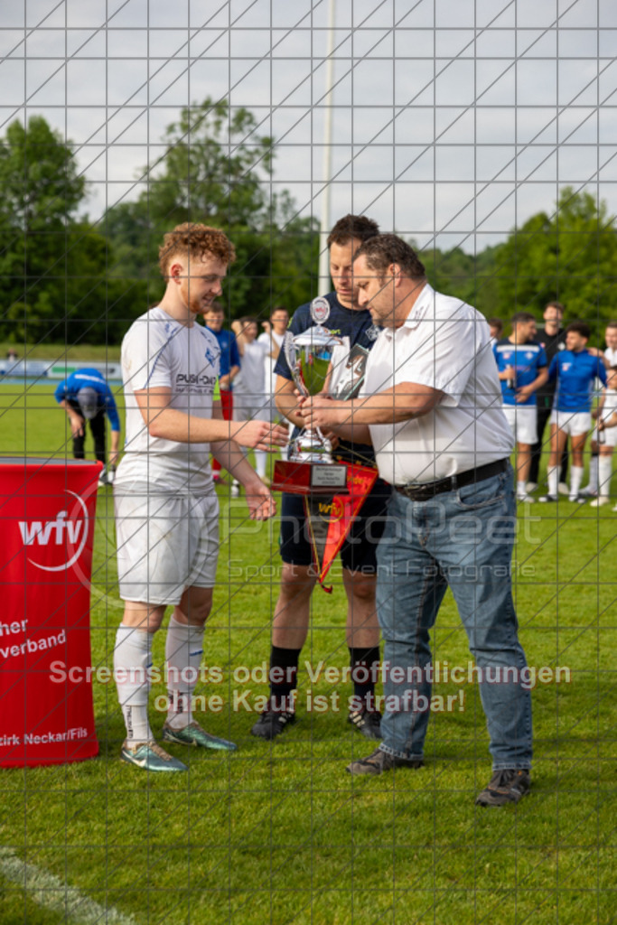 20250529_183735_0279 | #,  VfL Kirchheim (blau) vs. 1.FC Eislingen (weiß), Fußball, Bezirkspokal Finale - Bezirk Neckar/Fils, 2024/2025, Rasenplatz VfL Stadion Kirchheim, Jesinger Straße 105, 73230 Kirchheim, 29.05.2025 - 16:30 Uhr,Foto: PhotoPeet-Sportfotografie/Peter Harich