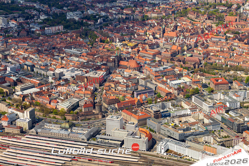 Das Luftbild zeigt Altstadt - Saint Lorenz Nürnberg - Die Luftaufnahme wurde 2023 vom UL-Flugzeug aus erstellt ( keine Drohne ) - Hochauflösende Luftaufnahme - Für grossformatige Ausdrucke geeignet. Die Geschenkidee !Mit Lizenz und Bildrechte bestellbar