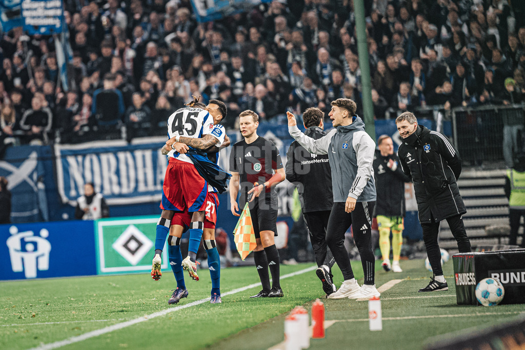 Fußball | Männer | Saison 2024/2025 | 2. Fußball-Bundesliga | 23. Spieltag | Hamburger SV vs. 1. FC Kaiserslautern | 21.02.2025 | Fabio Balde (#45, HSV) nach seinem Tor in den Armen von Davie Selke (#27, HSV)