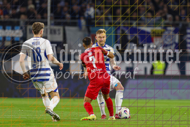 MSV Duisburg vs Rot-Weiss Essen - 3. Liga | Duisburg, Deutschland, 26.10.25:   Ramien Safi (Rot-Weiss Essen) und Alexander Hahn (MSV Duisburg) im Kampf um den Ball waehrend des Spiels der 3. Liga MSV Duisburg vs Rot-Weiss Essen in der schauinsland-reisen-arena(Foto von Brauer-Fotoagentur / Adrian Schlueter)