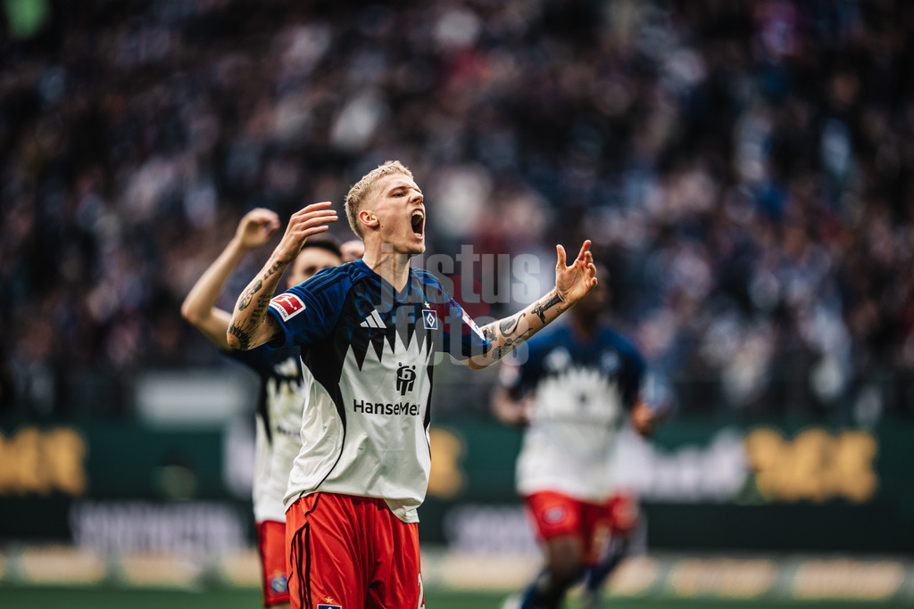 Fußball | Männer | Saison 2025/2026 | 1. Fußball-Bundesliga | 28. Spieltag | Hamburger SV vs. FC Augsburg | 04.04.2026 | Albert Gronbaek (#23, HSV) heizt die Fans ein